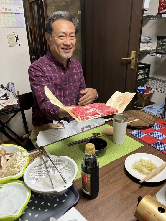 シェアハウスで夕食を準備する百中氏