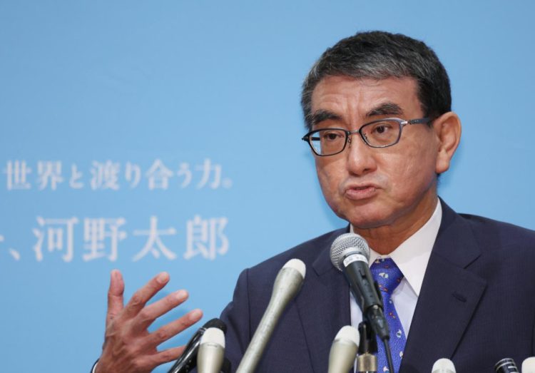 河野太郎氏の「すべての国民に確定申告」構想をどう考えるか（写真：時事通信フォト）