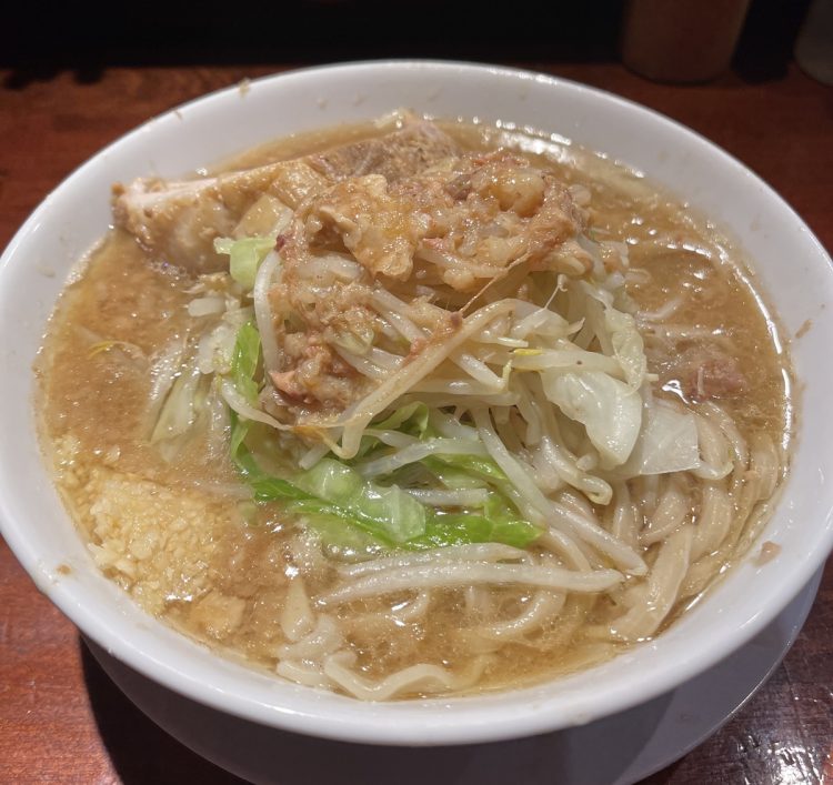 30代女性が「意外とさっぱり食べることができた」という麺少なめ、野菜、ニンニクを多め