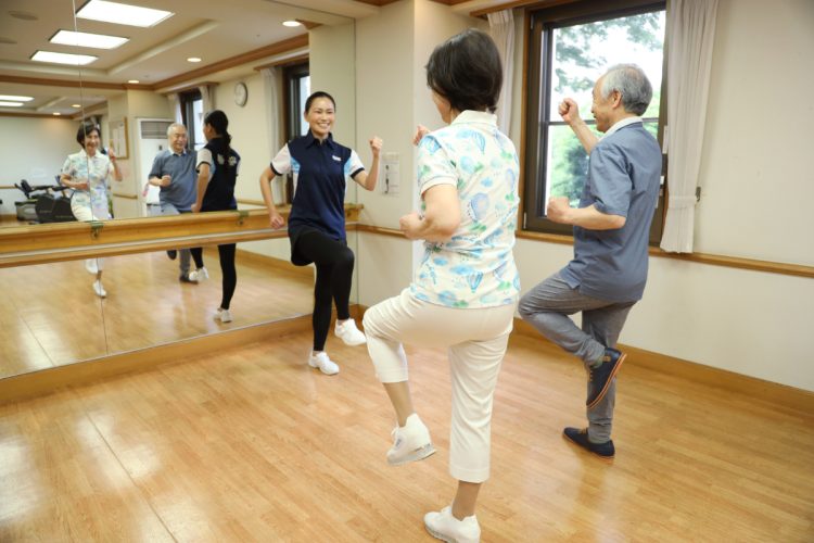 スタッフとの体力づくりなど多彩なプログラムを用意。トレーニングルームもある