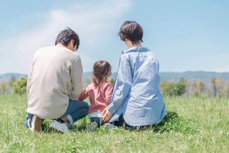 幸せそうな家族に複雑な事情が潜んでいることも（イメージ）