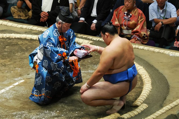 幕内力士たちは土俵上でいくら稼いでいるのか（写真／JMPA）