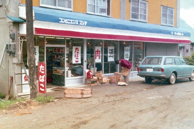 1号店である萩中店はセブンイレブン1号店よりも3年前に誕生し、日本に現存する最古のコンビニといわれている