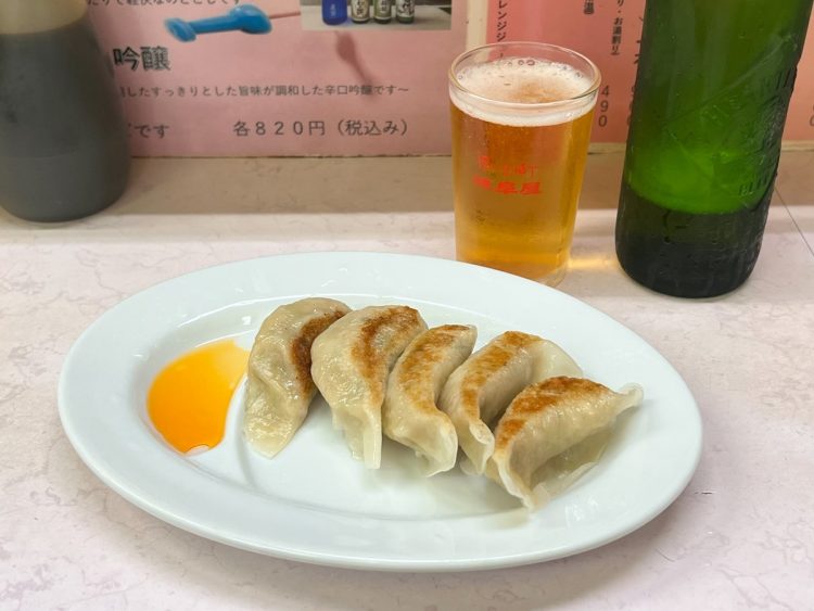 最初に頼んだのは「ビールの小ビンと餃子」