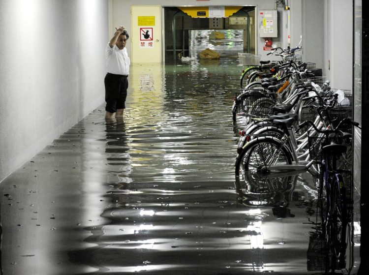 局地的豪雨で浸水した大阪の地下駐車場（2011年8月／共同通信社）