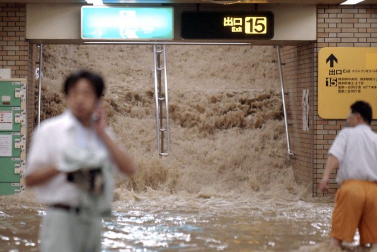 豪雨時は地下鉄や地下街で浸水被害も（2003年福岡県の地下鉄「博多駅」／共同通信社）