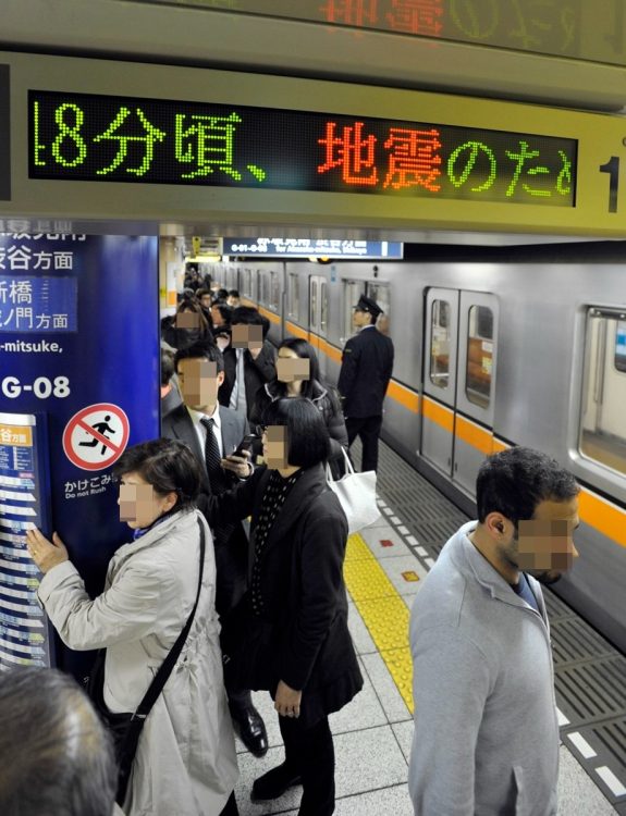 地下ではどんな二次災害が懸念されるか（東日本大震災時の銀座線「銀座駅」／時事通信フォト）