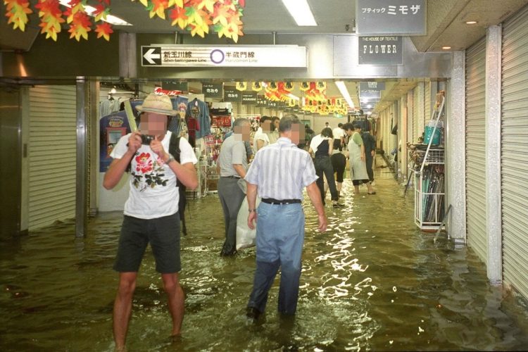 豪雨により地下鉄「渋谷駅」や地下街が水浸しになったことも（1999年／時事通信フォト）