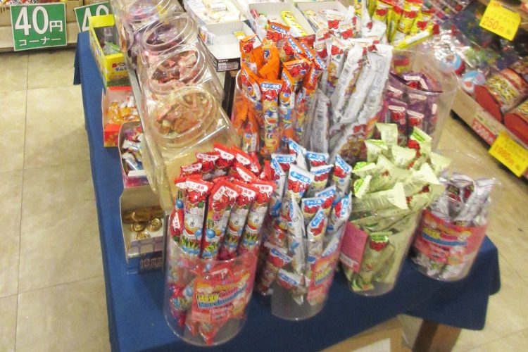 10月1日出荷分から15円に値上げされる「うまい棒」は駄菓子屋でも人気の商品