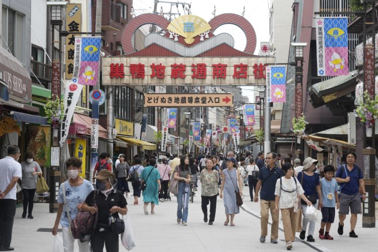 敬老の日に高齢者が行き来する東京・巣鴨の地蔵通り商店街（写真／時事通信フォト）