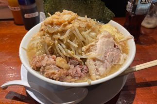 「以前は敷居が高かったけど…」“二郎系ラーメン”に目覚める女性たちが増加中　「予習すればコールも怖くない」「意外に完全食、胃もたれもしない」