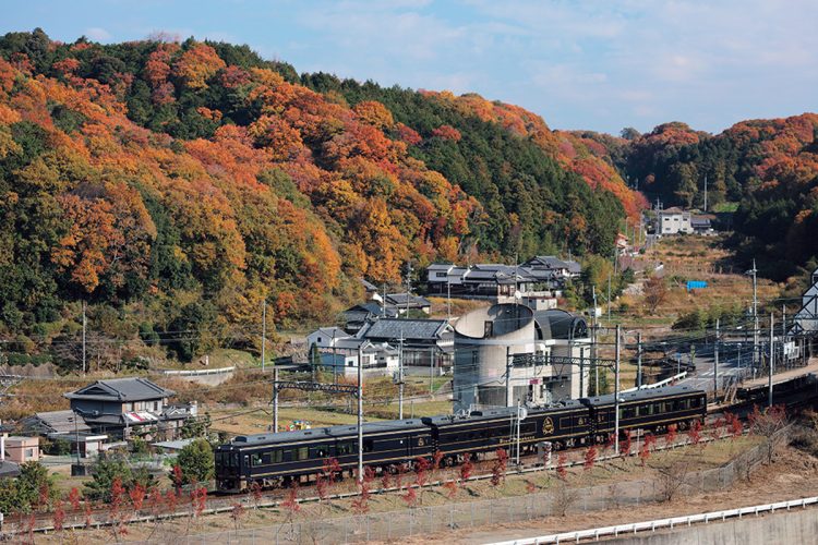 沿線にある吉野山は紅葉シーズンになると吉野山一面が赤く色づく