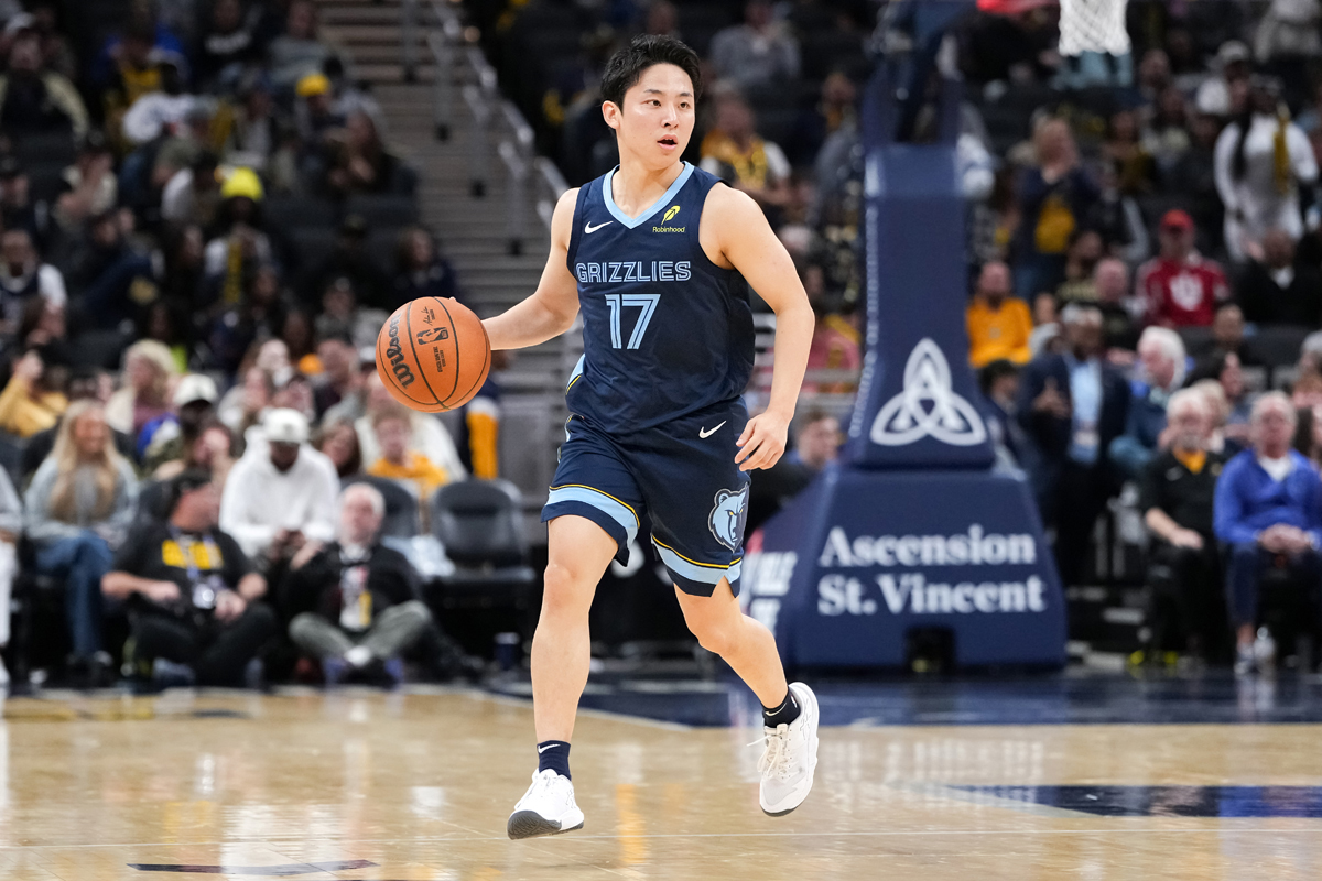 世界最高峰の舞台に1人だけ》NBAプレイヤー・河村勇輝の足元を支えるバッシュ アシックスは「社員一同誇らしく思います」と称賛 | マネーポストWEB