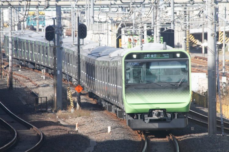 東京を走るJR山手線の電車。一部編成には、レールや架線を撮影するカメラを搭載して、情報を収集している