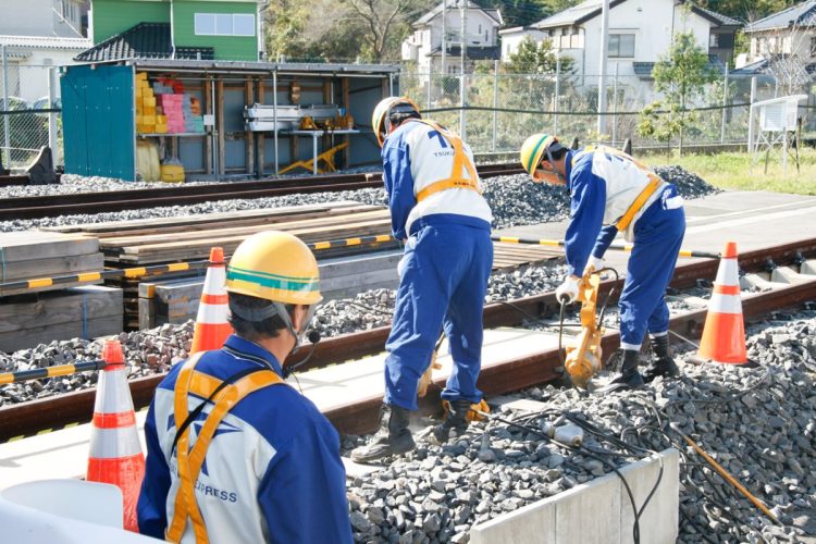 線路のメンテナンスをする作業員。鉄道では人力に頼る作業が多い。つくばエクスプレス守谷車両基地一般公開時に撮影