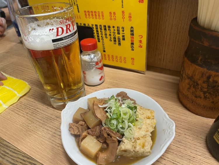 まずは生ビールと煮込みから