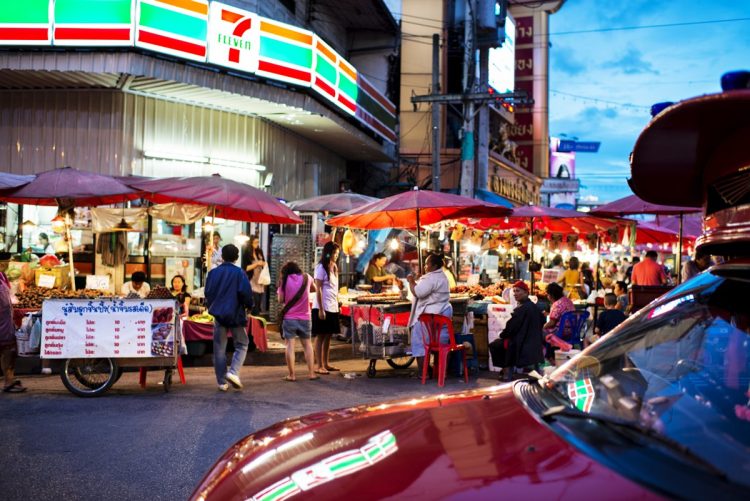 「屋台」と共存するスタイルでタイのシェアを伸ばすセブン-イレブン（Getty Images）