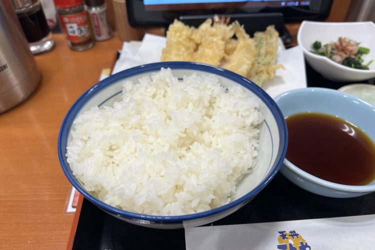 天丼てんやの定食メニューの大盛りごはん。丼サイズの器にたっぷり盛られている