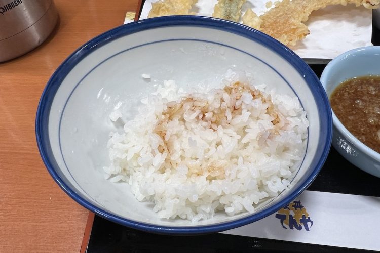 てんやの定食メニューのごはんに、天ぷらのタレをつけて味変を楽しむ