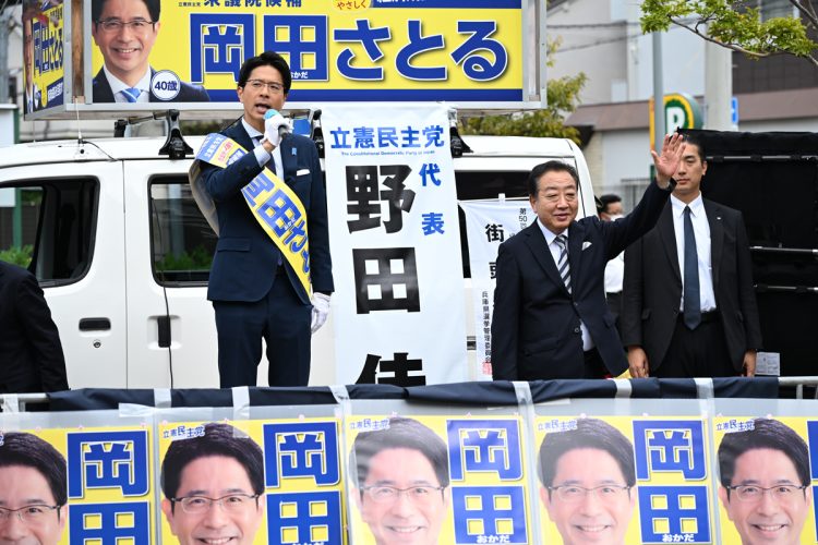 立憲民主党の岡田悟・衆院議員（左）の“兼業騒動”の顛末とは（時事通信フォト）