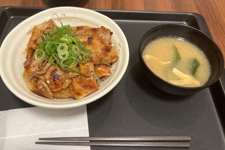 松屋の『炙り十勝豚丼』930円。ごはんは並盛