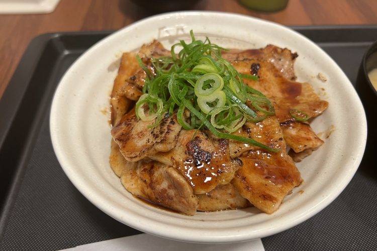 松屋の『炙り十勝豚丼』。豚肉は16枚も乗っている