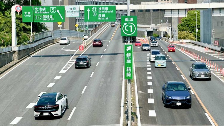 首都高速道路を走る自動車。近年の通勤電車1両の重量は、普通乗用車1台の重量の20倍以上ある