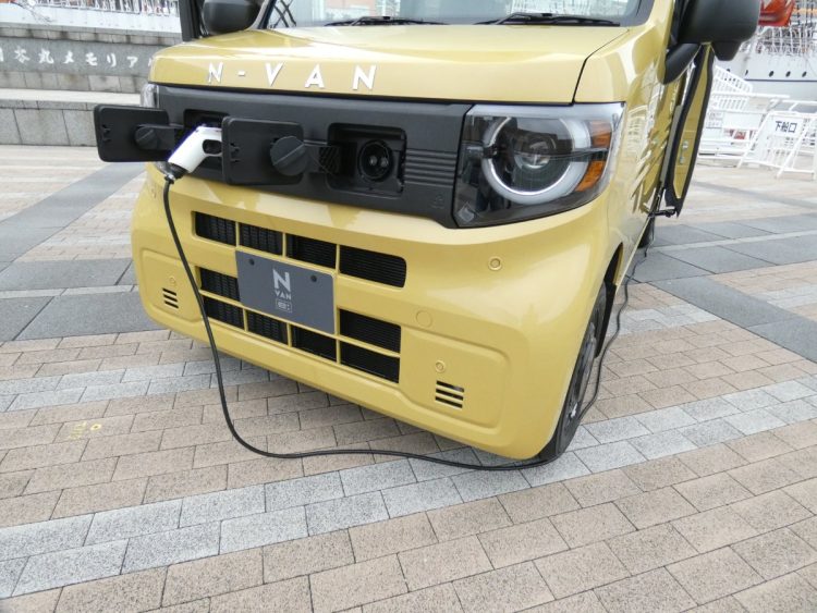 「AC外部給電器」はN-VAN e:の普通充電ポートに差し込めば、車外で家電などが使える