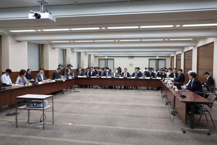 その場しのぎの年金改革（写真は社会保障審議会の年金部会／時事通信フォト）