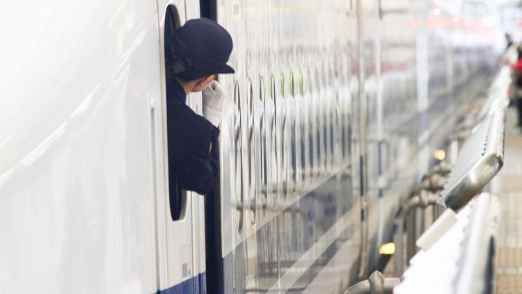 列車の最後尾にいる車掌。発車直前から、列車がホームを離れるまで、ホームを監視する