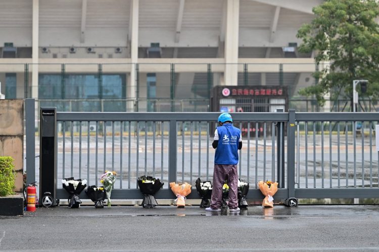 中国では凄惨な事件が増えている背景とは（広東省珠海市で自動車暴走事故が起きた現場近くの仮設慰霊碑。写真／AFP＝時事）