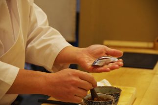 「中国人客だらけになった」港区の高級飲食店で日本人客とオーナーが明かす“マナー問題”の本当のところ　「気づいたら隣で静かに食事」「写真は撮るがトラブルはない」