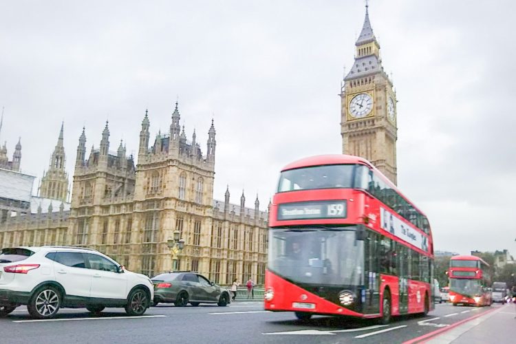 ロンドン市街を走るバス。現在約60路線で終夜運行を実施している