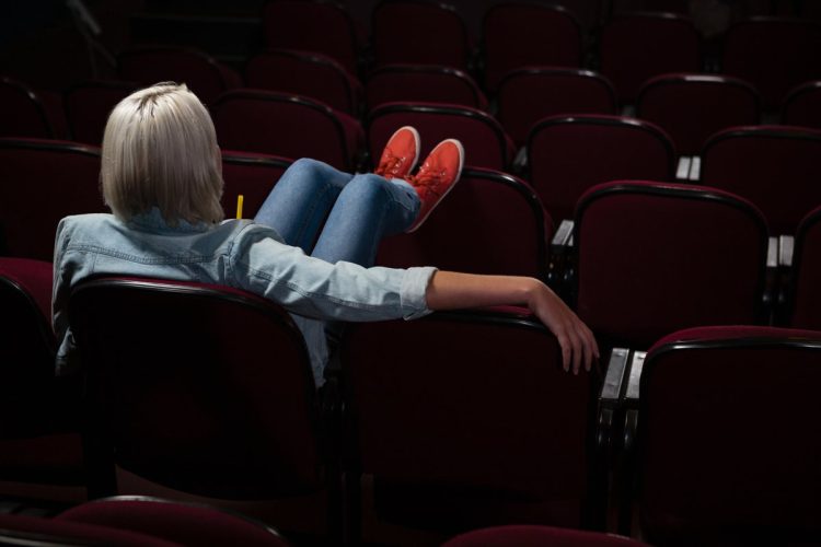 映画館での外国人マナーに困惑（写真：イメージマート）