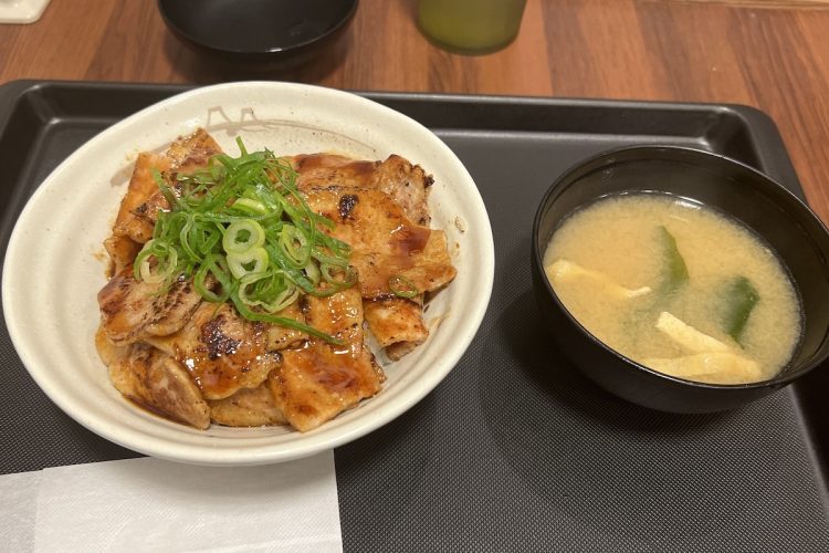 『炙り十勝豚丼』930円（11月19日発売）