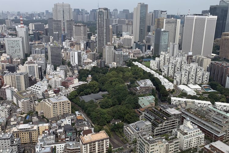 “秘密会合”が開かれる氷川分館は六本木の緑地の中に（時事通信フォト）