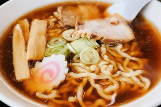 終わりなき「ラーメンとレンゲ」をめぐる論争　レンゲで「ミニラーメン」派、直接すする派、麺に添える二刀流派、それぞれの流儀と主張を聞いてみた