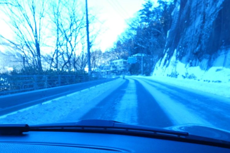 アスファルト路面に雪が積もりだしたら装着タイミング。写真の状況になる前に装着してほしい