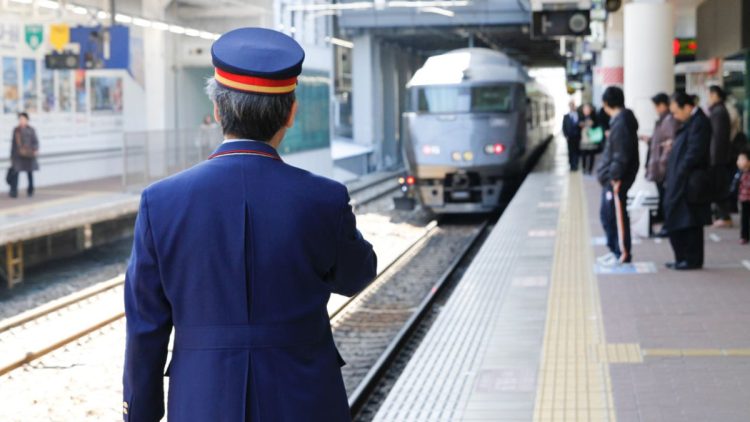 ホームを監視する駅員。車掌とともに、安全を確保する重要な役割を果たしている