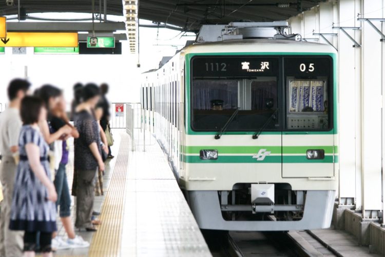 ワンマン運転を実施している仙台市営地下鉄南北線。現在は全駅にホームドアが設置されているが、当初は写真のようにホームドアがなかった