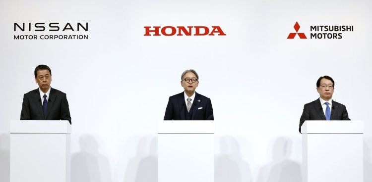 日産自動車の内田誠社長、ホンダの三部敏宏社長、三菱自動車の加藤隆雄社長の合同会見（時事通信フォト）