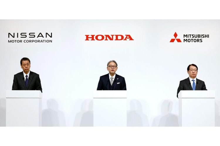 日産自動車の内田誠社長、ホンダの三部敏宏社長、三菱自動車の加藤隆雄社長の合同会見（時事通信フォト）