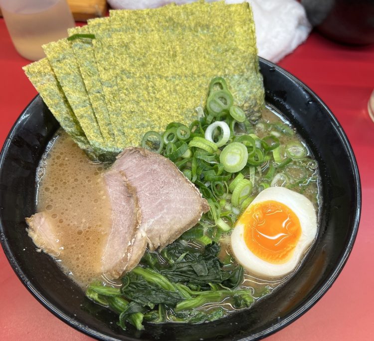 家系ラーメンでは、麺の硬さ、味の濃さ、油の量をお好みで注文できる店が多い