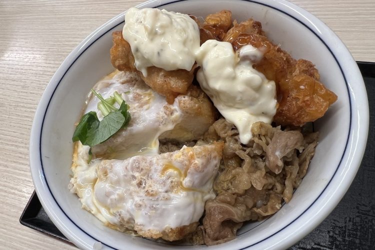 とんかつ、チキン南蛮、牛肉で覆われ、ごはんが見えない『牛・豚・鶏のトリプルカツ丼』