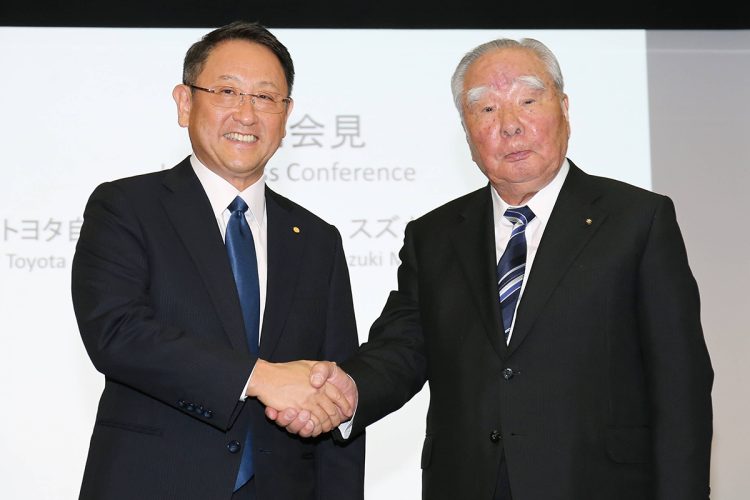 トヨタの豊田章男会長と鈴木修氏（写真・時事通信フォト）