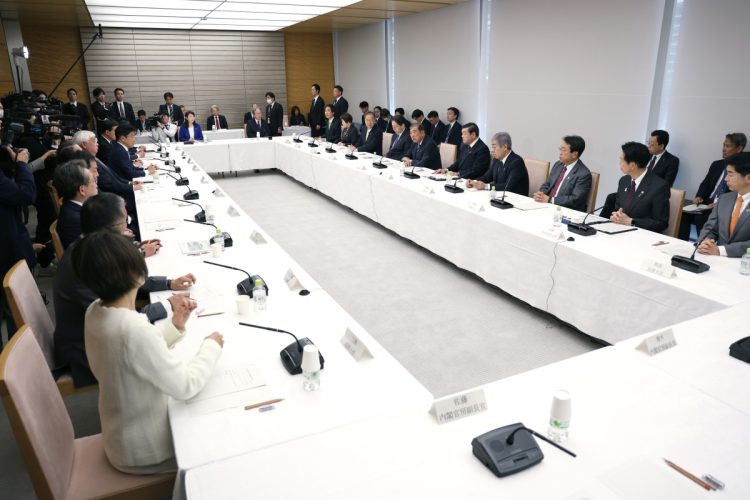 昨年11月からスタートした有識者会議「新しい地方経済・生活環境創生会議」。筆者の河合雅司氏も委員の1人として参加している（写真／時事通信フォト）