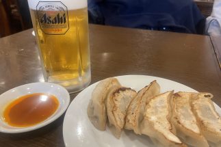 新年早々に昼飲みの王道をいく　「神保町の町中華の人気店」で餃子と生ビールで乾杯、野菜の甘味が口の中で広がる軽くて幸せな味わい