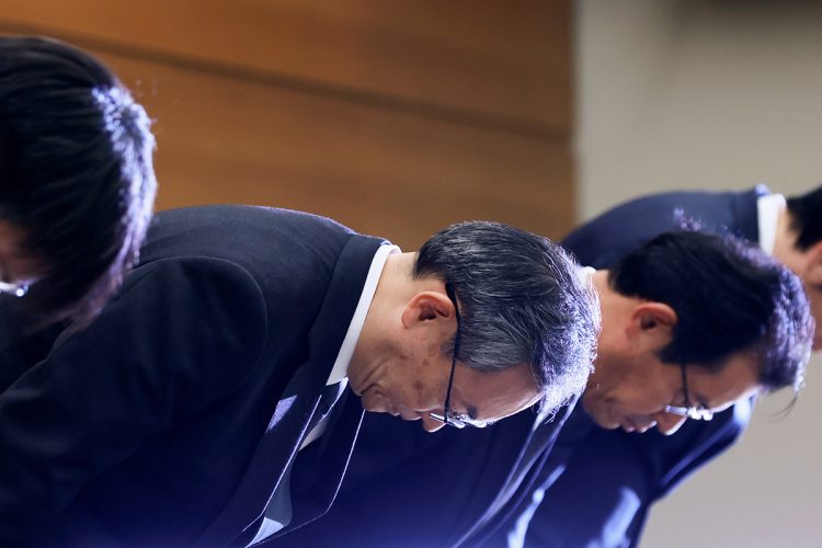 被害者は約70人、被害総額は約14億円に及んでいる（謝罪する三菱UFJ銀行の半沢淳一頭取ら／時事通信フォト）