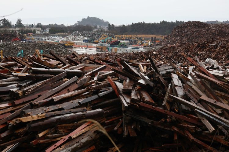 能登半島地震から1年。集積所に積み上げられた災害廃棄物（時事通信フォト）