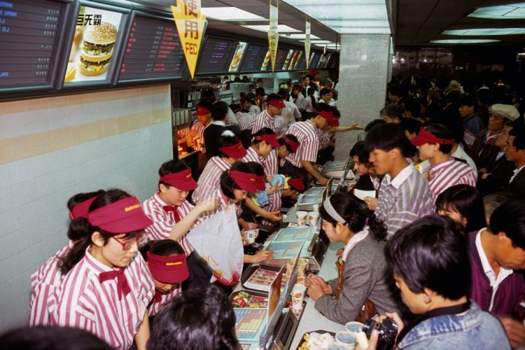 北京のマクドナルド初日は店内も大行列だった（Getty Images）